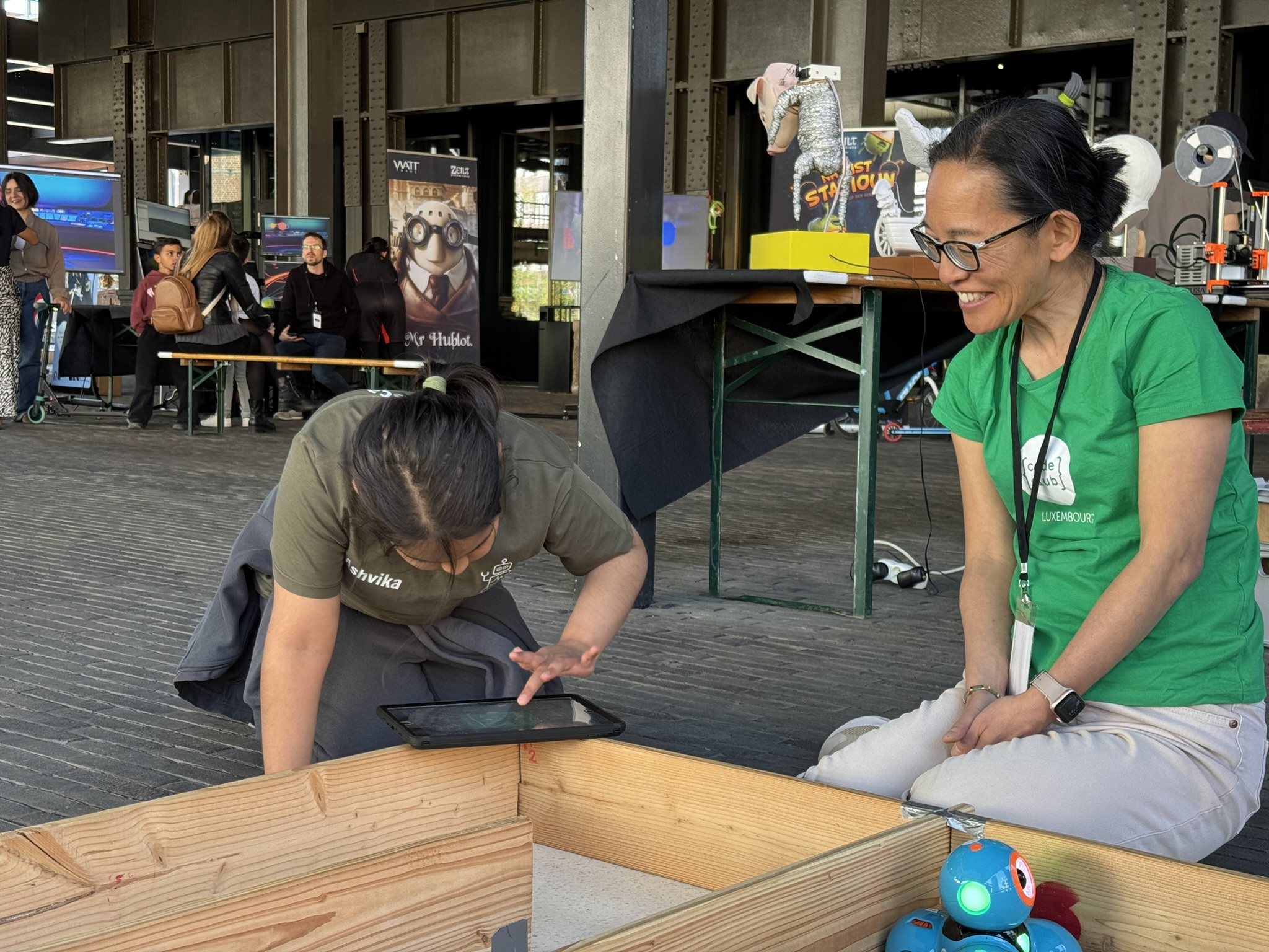 Coach bénévole accompagnant des jeunes pendant un atelier de code